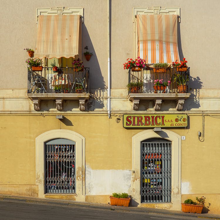 calle flores edificio pared