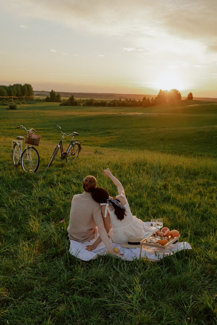 puesta de sol hombre pareja amor