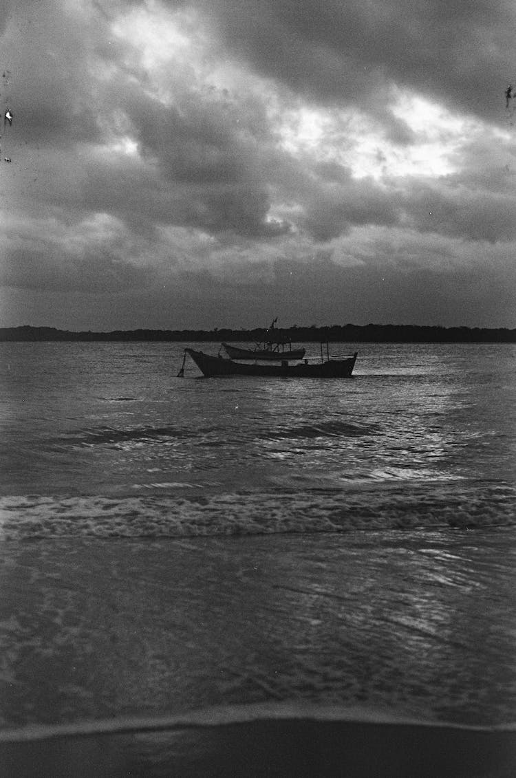 mar blanco y negro oceano barca