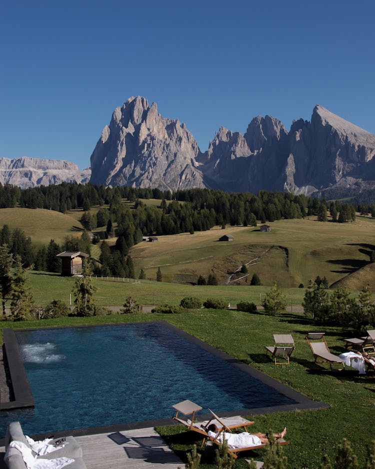 paisaje montanas arboles piscina