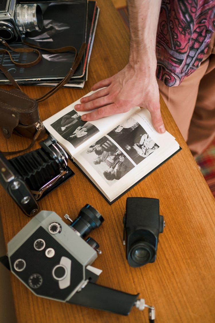 hombre manos escritorio fotografo