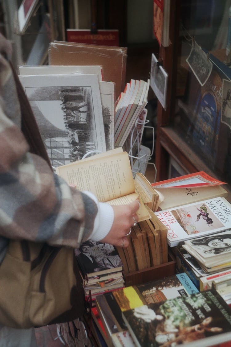 libros apilar sujetando almacenar