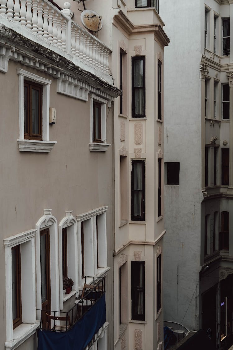 edificio ventanas balcon pueblo