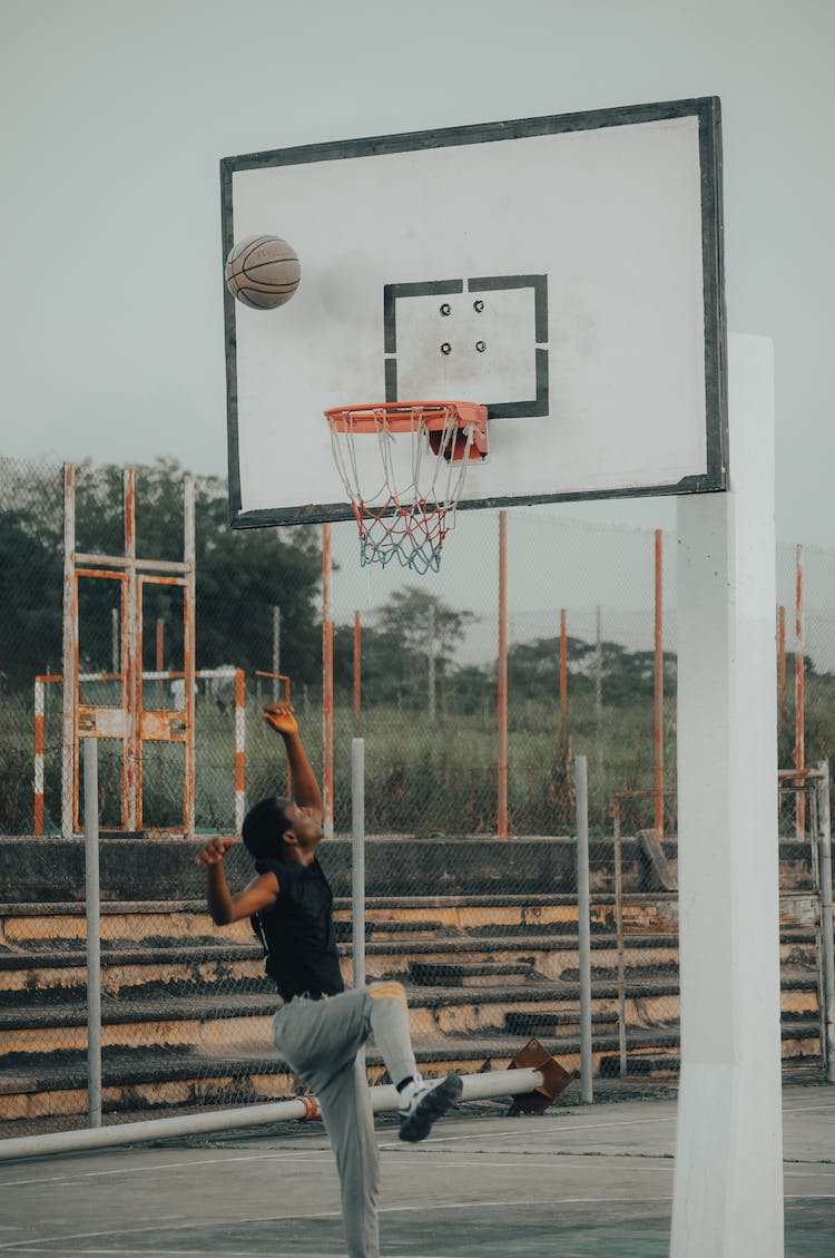 hombre saltando jugando pelota