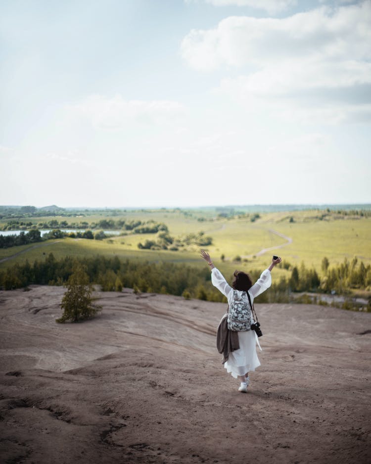 mujer caminando campo libertad