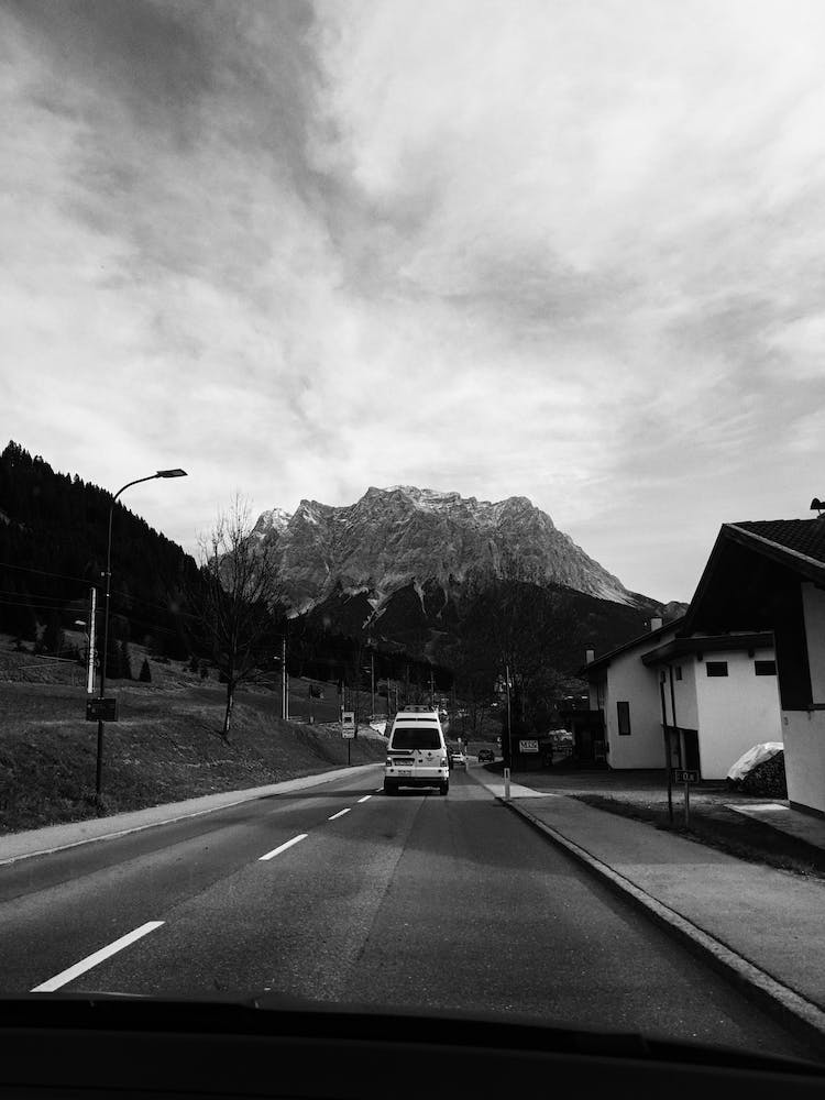 blanco y negro carretera montana vehiculo