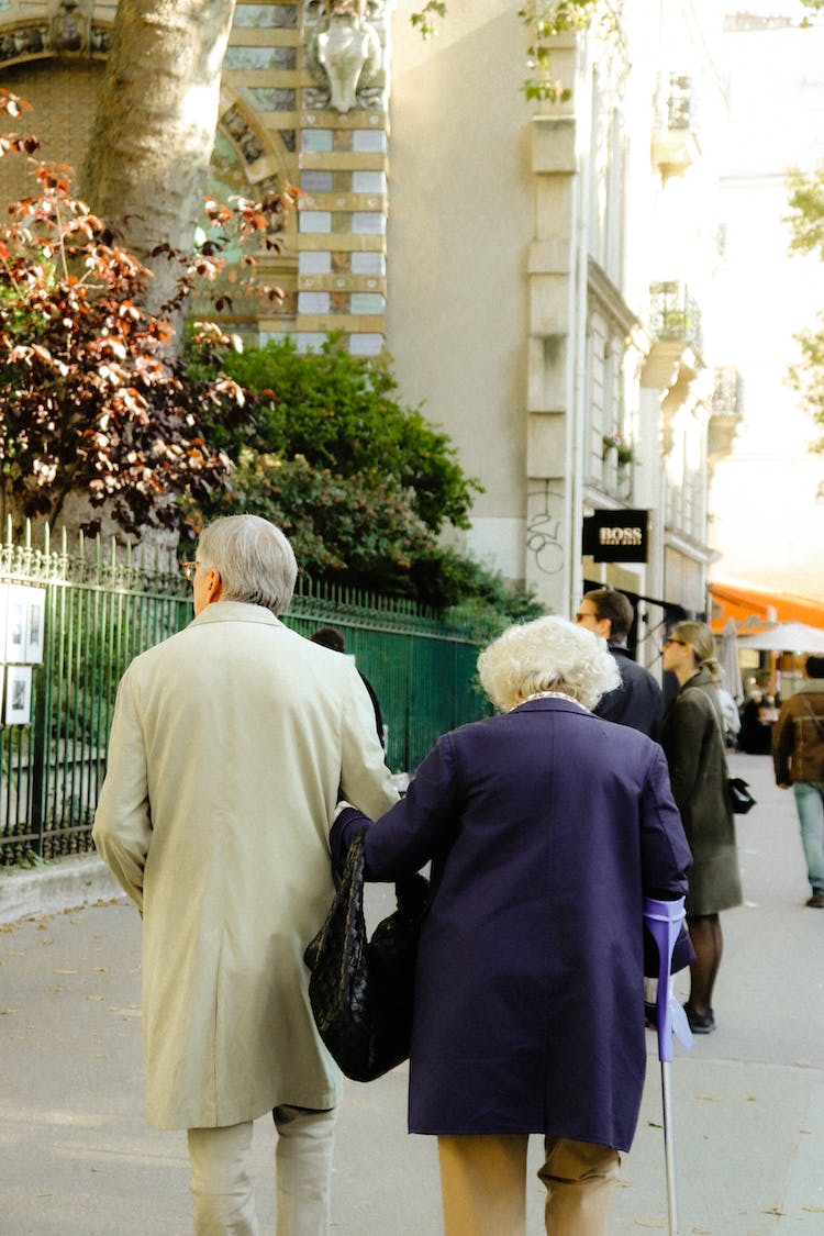 pareja gente calle caminando