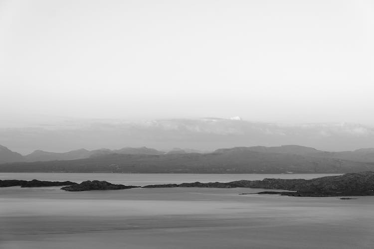 mar blanco y negro paisaje montanas