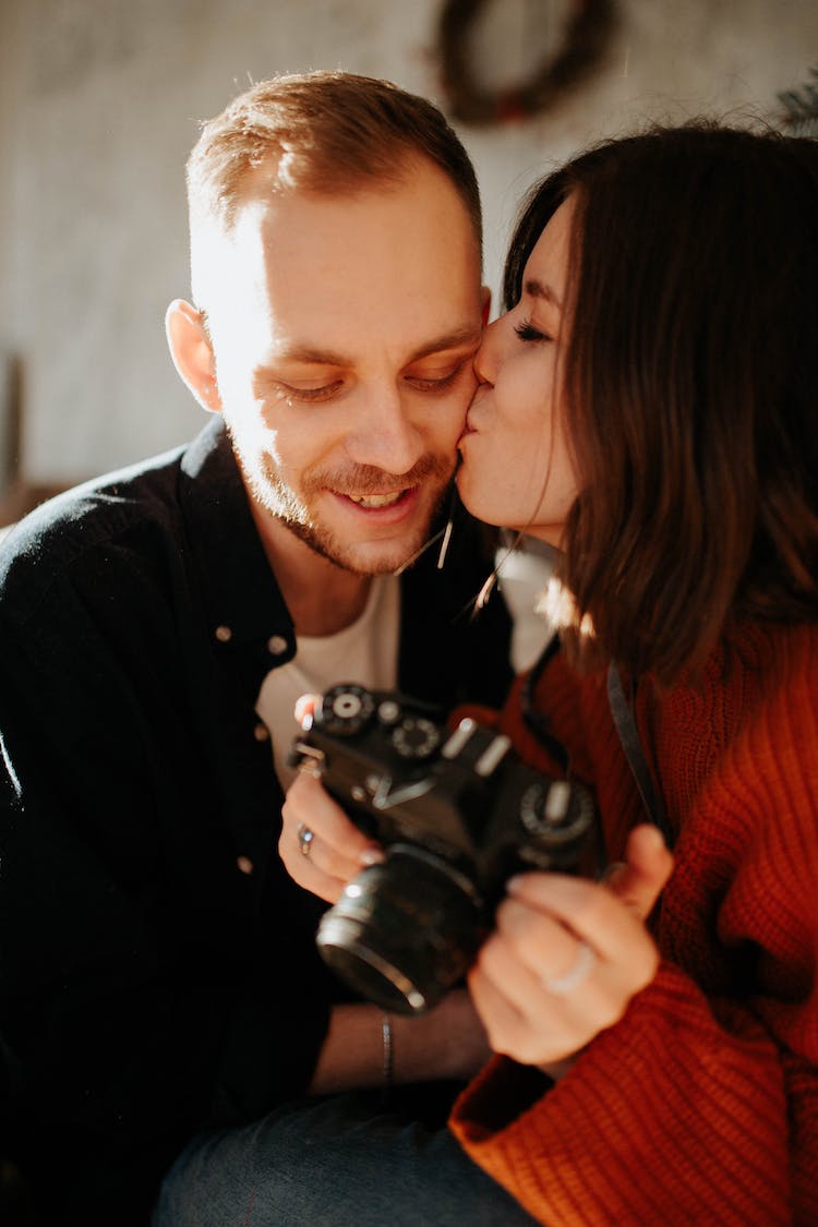 hombre pareja mujer besando