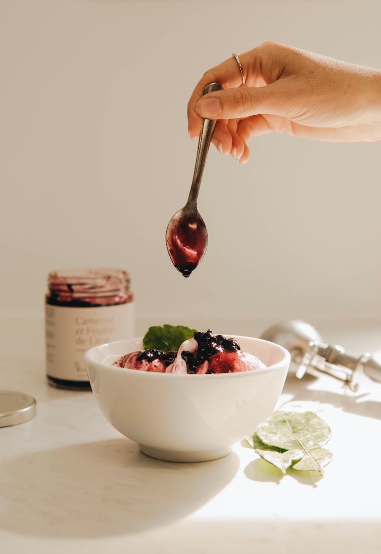 comida mano postre sujetando