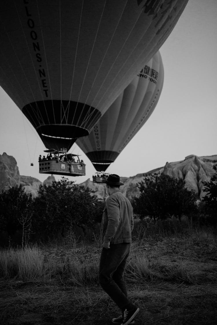 blanco y negro paisaje montanas hombre