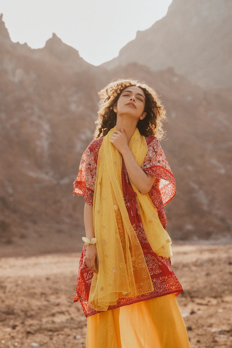 playa mujer en pie vestido