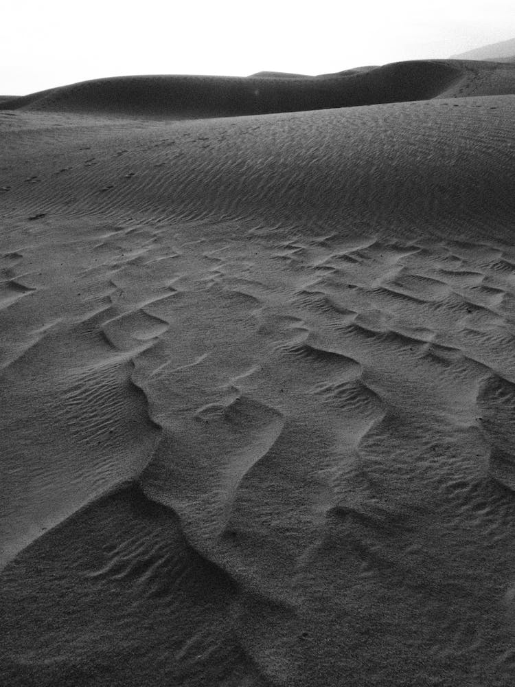 blanco y negro arena desierto dunas de arena