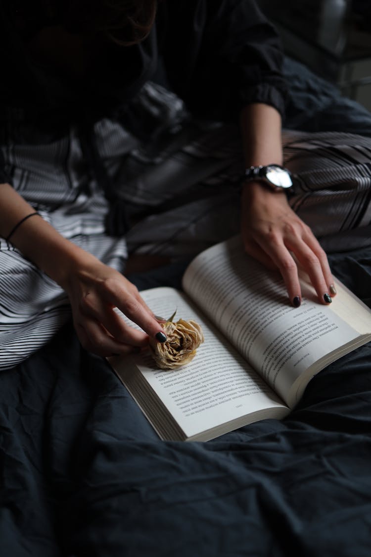 manos flor sujetando libro