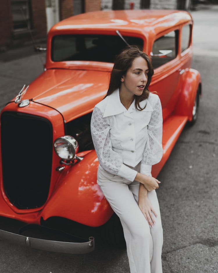 mujer sentado coche vehiculo