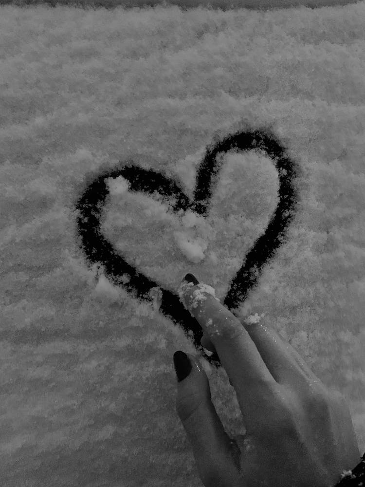 nieve blanco y negro corazon mano