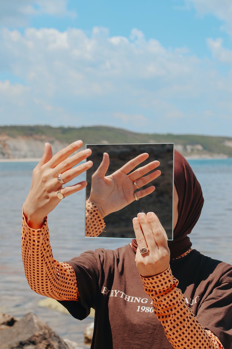 persona manos mujer reflejo