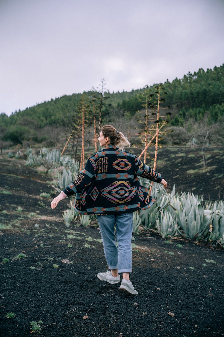 mujer caminando colina tejanos