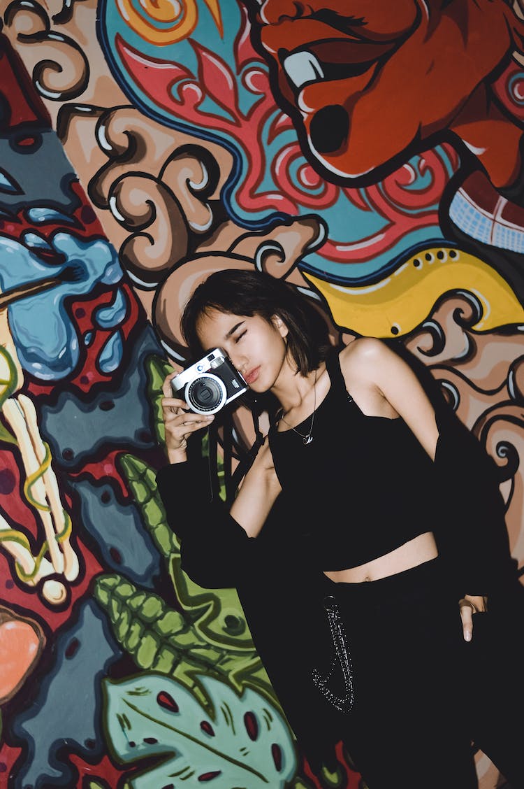 mujer camara tomando una foto grafiti