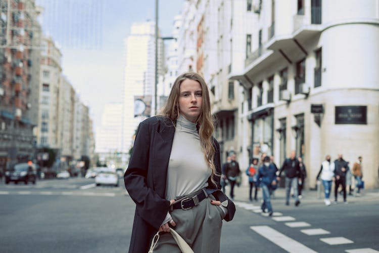 gente mujer calle edificios