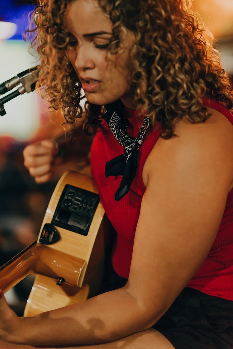 mujer sentado jugando musico