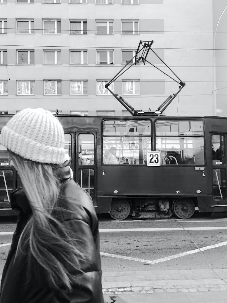 mujer transporte publico tranvia monocromo