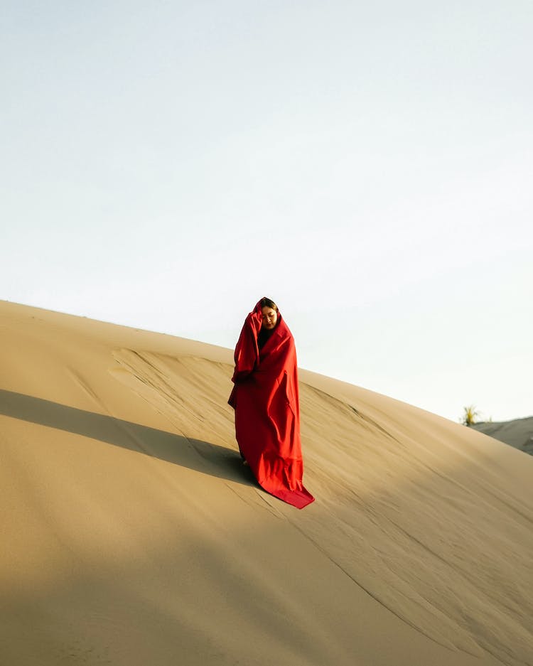 rojo mujer desierto en pie