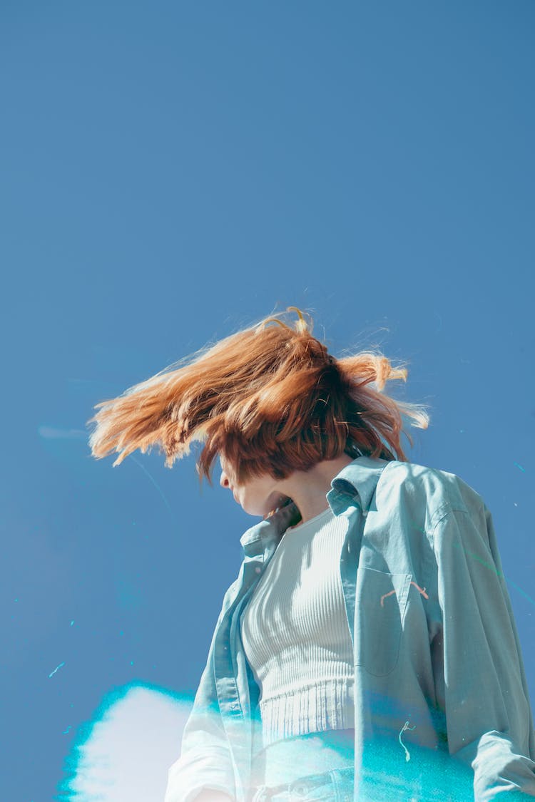 mujer cielo azul pelo volando foto de angulo bajo