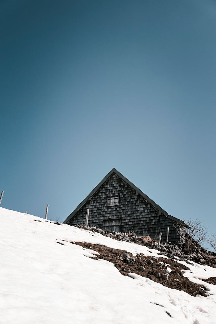 nieve casa cielo azul de madera