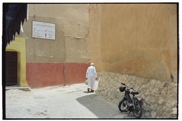 hombre calle caminando callejon