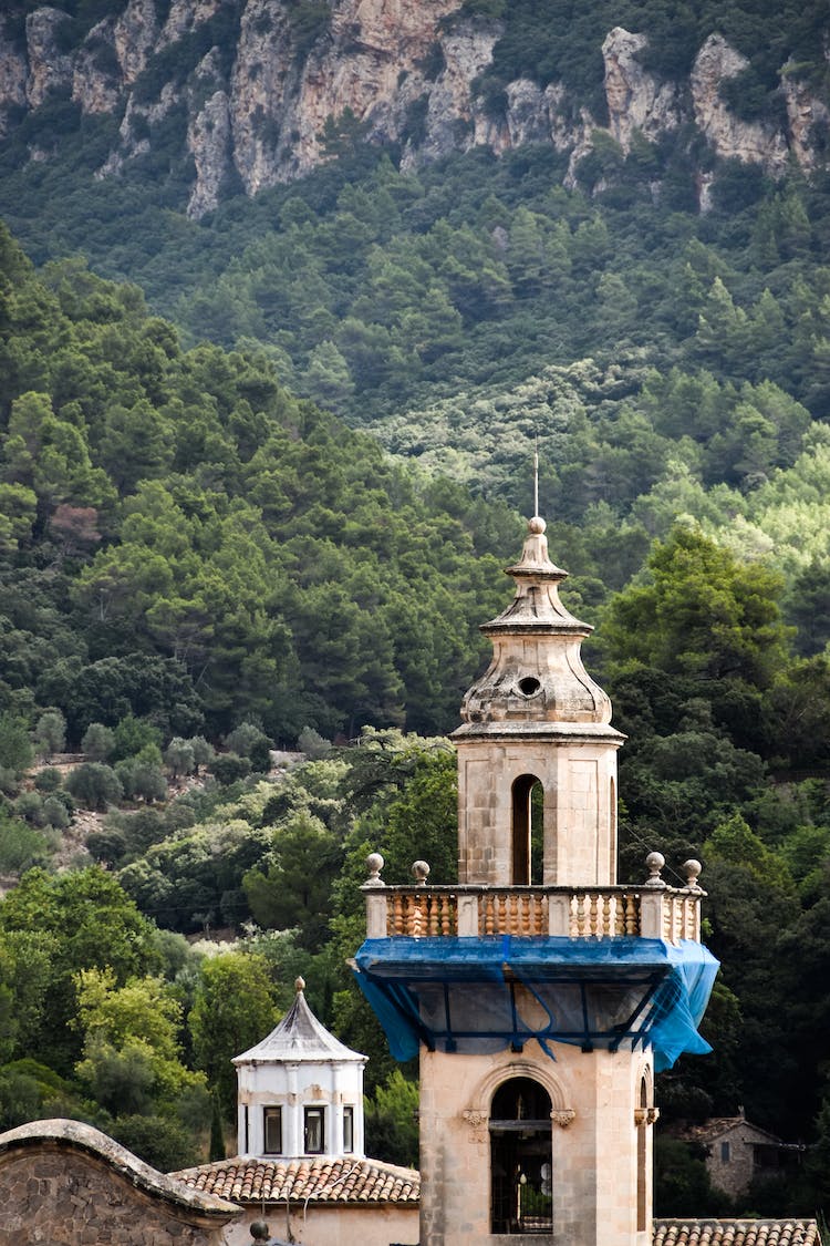 vista desde la montana campanario iglesia ventanas arqueadas