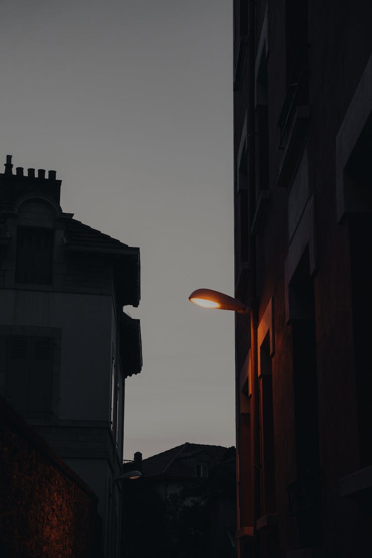 edificio farola poste de luz iluminado