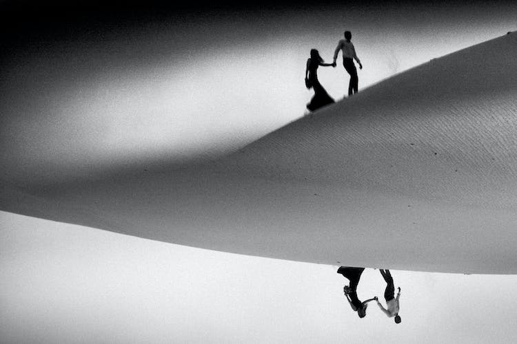 blanco y negro hombre mujer caminando