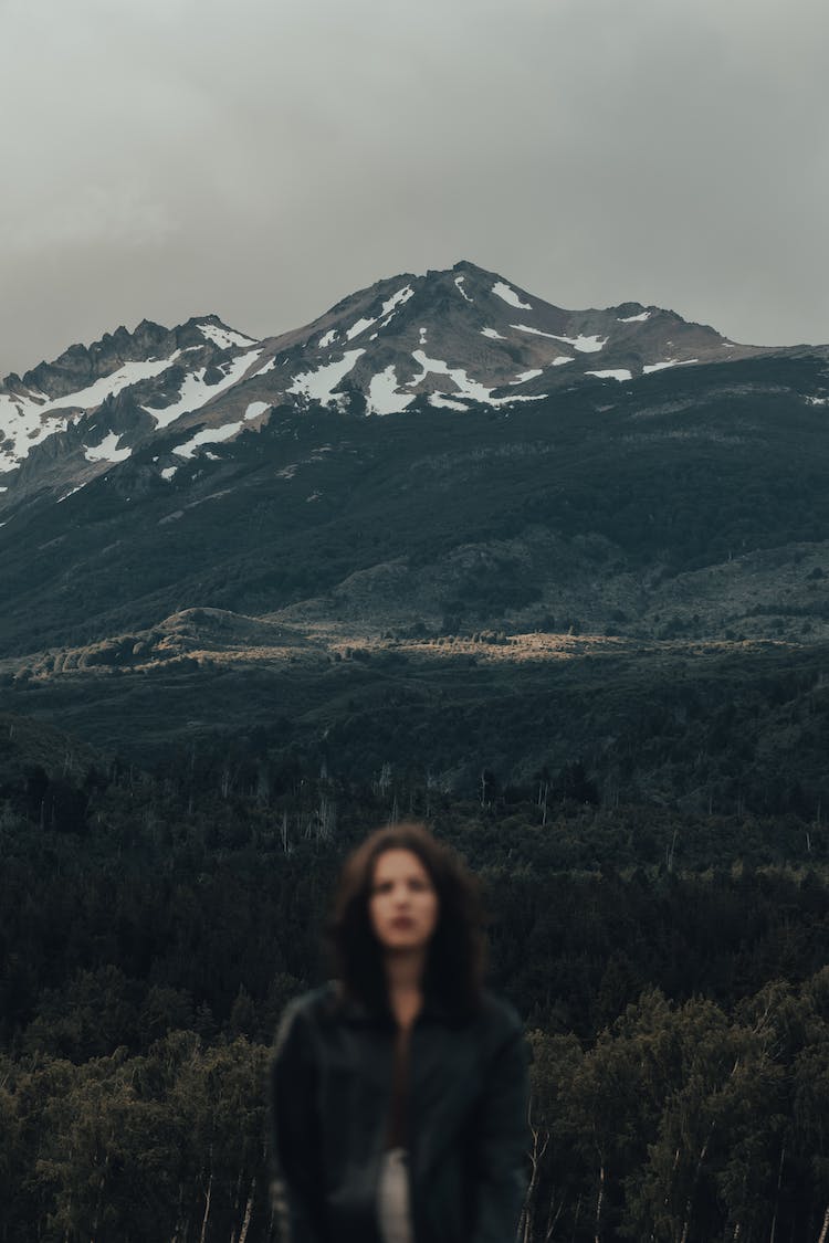 paisaje mujer invierno colina