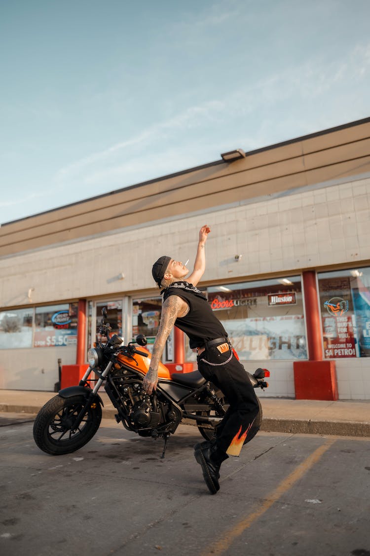 hombre bailando en pie motocicleta