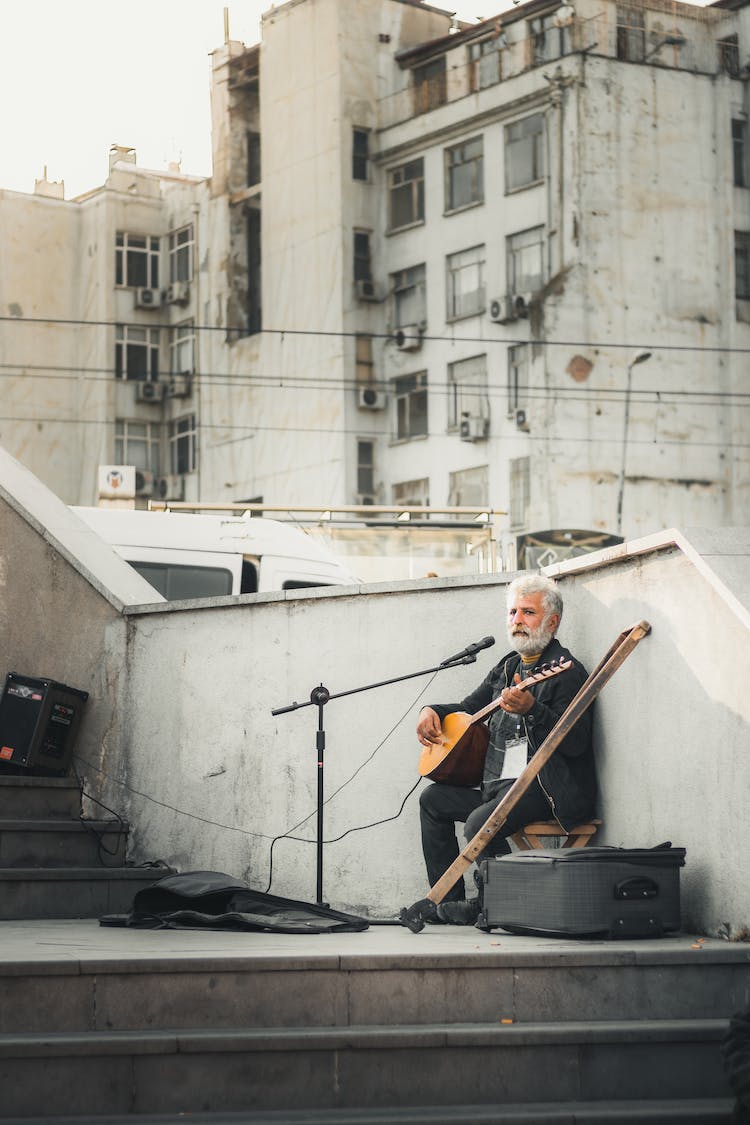 hombre calle jugando musico