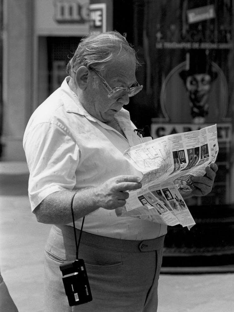 leyendo periodico monocromo hombre mayor