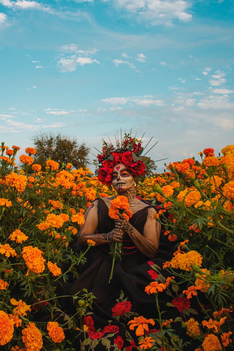 mujer campo flores en pie