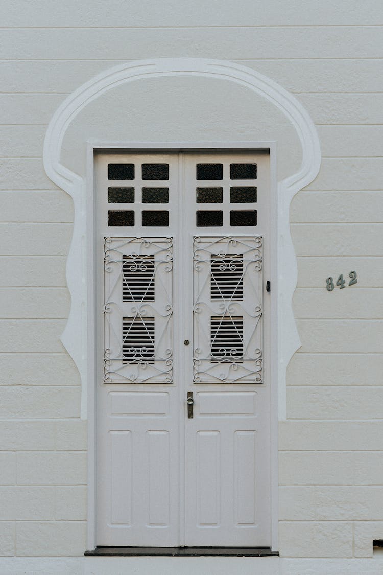 entrada exterior de la casa pared blanca tiro vertical