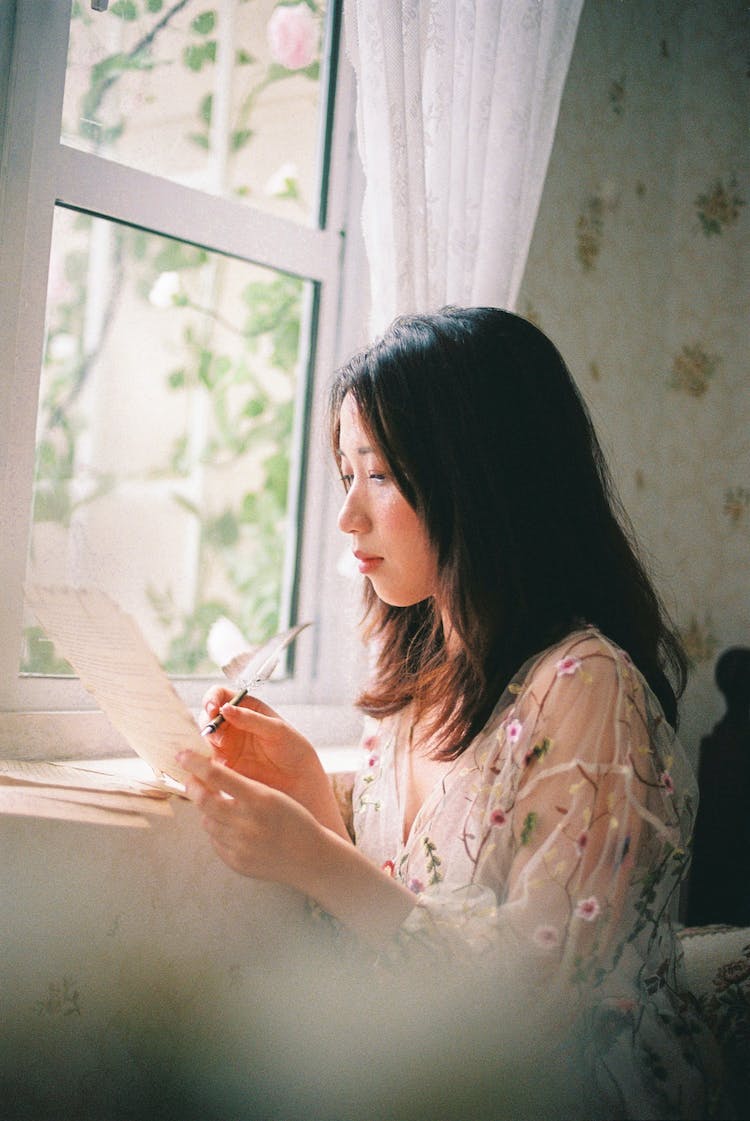 persona mujer escritura ventana