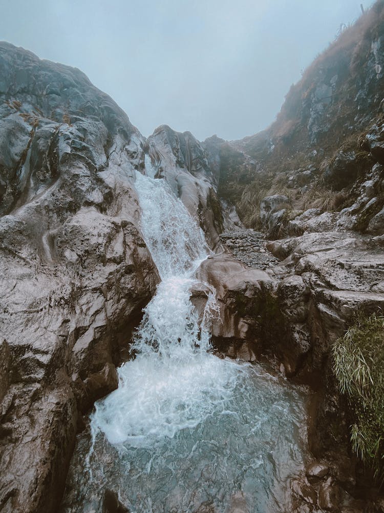 paisaje naturaleza montana neblinoso