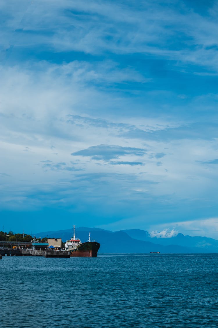 mar cielo nubes barco