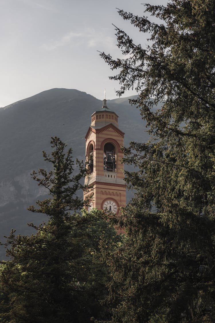 torre del reloj campanario foto de angulo bajo torre de iglesia