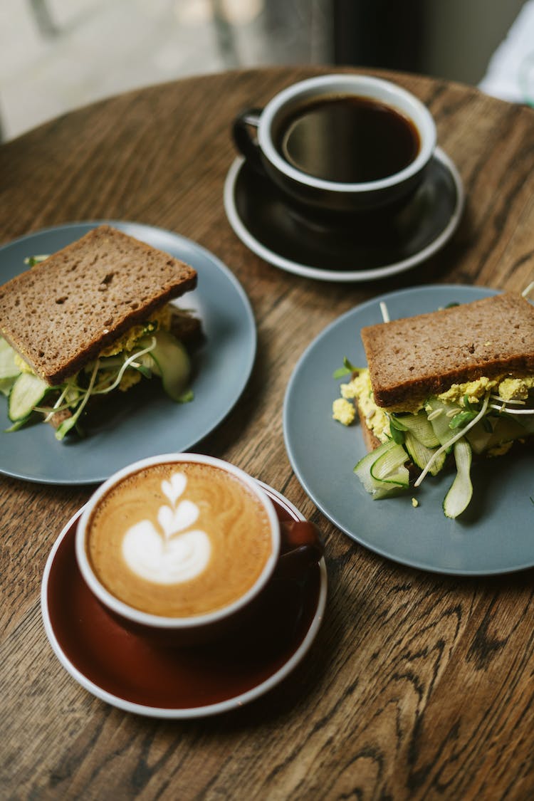 sandwich snack delicioso por encima de la cabeza