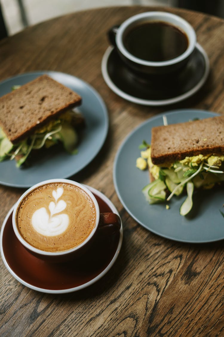 comida capuchino sandwiches platos