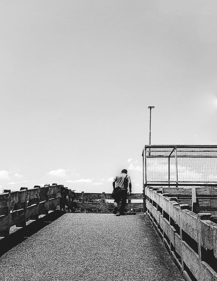 hombre caminando monocromo escala de grises