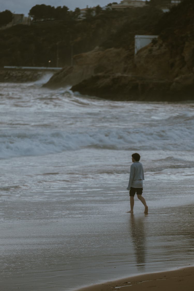 hombre persona playa olas