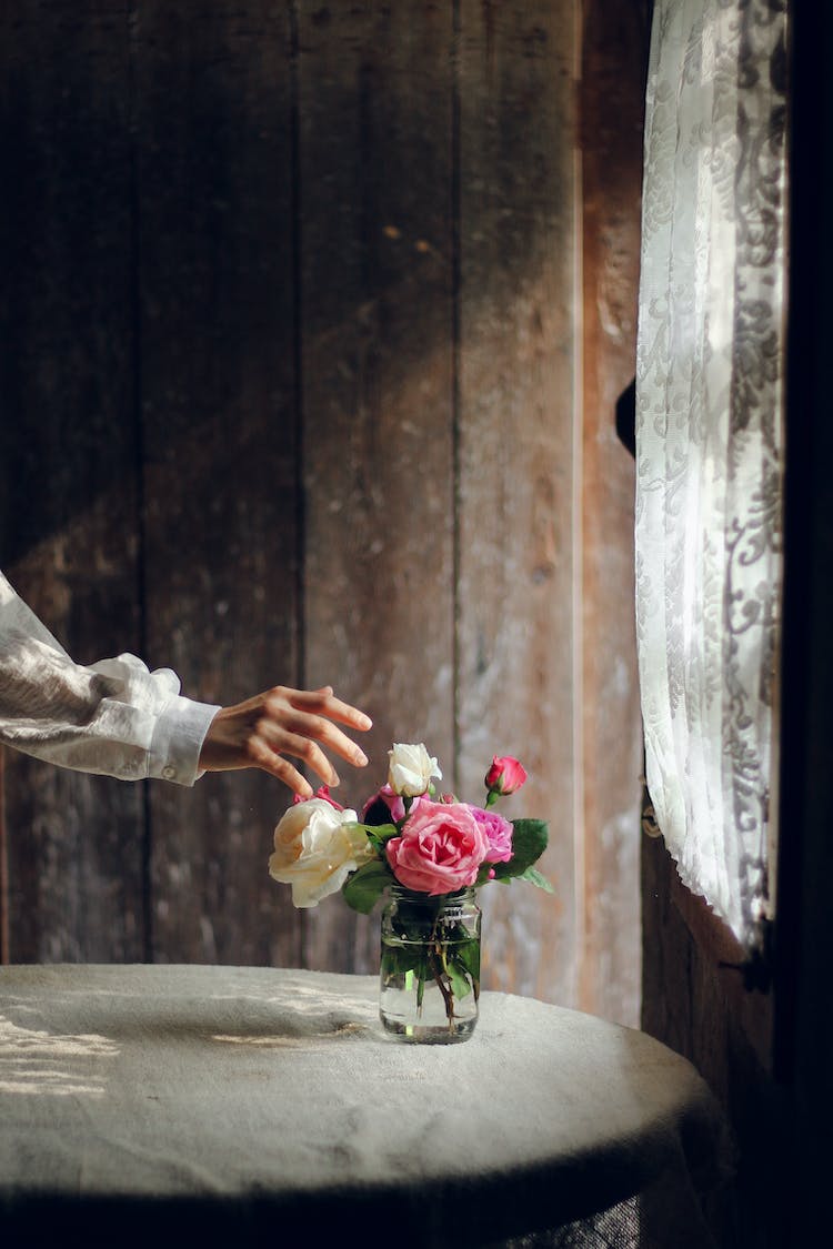 mano flores mesa rosas