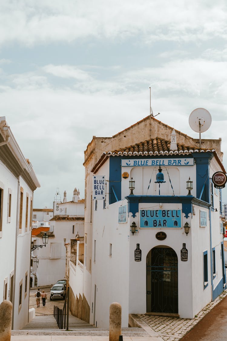 ciudad edificios barra acera