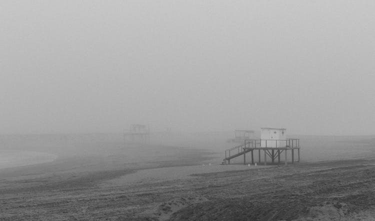 blanco y negro amanecer playa socorrista